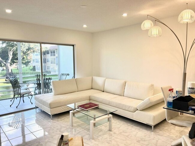 Building Photo - 5051 W Oakland Park Blvd Unit 204