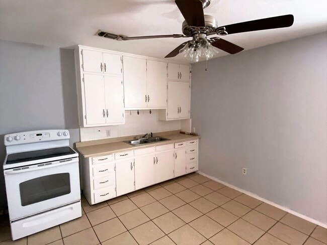 Building Photo - Adorable Remodeled three bedroom, one bath home with spacious fenced in back yard!!