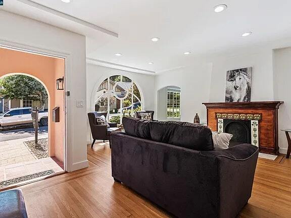 Photo - 942 Talbart St