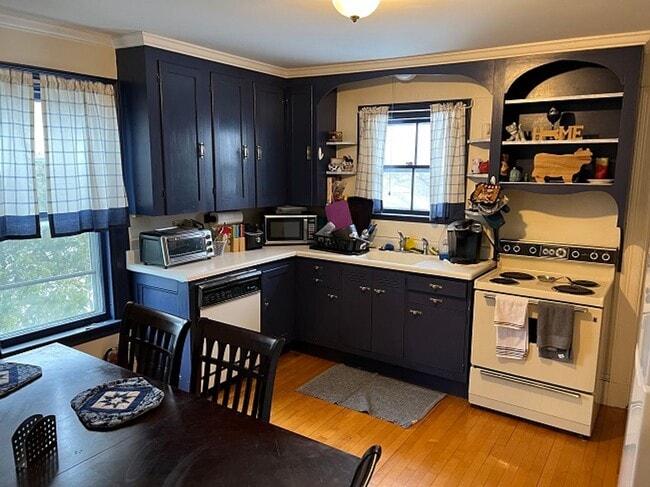 Building Photo - 66 Main St Unit B