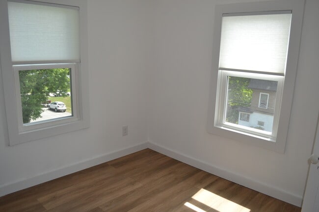 Photo - 436 Cornelia St Unidad Charming 1-Bedroom Top-Floor Walk-Up