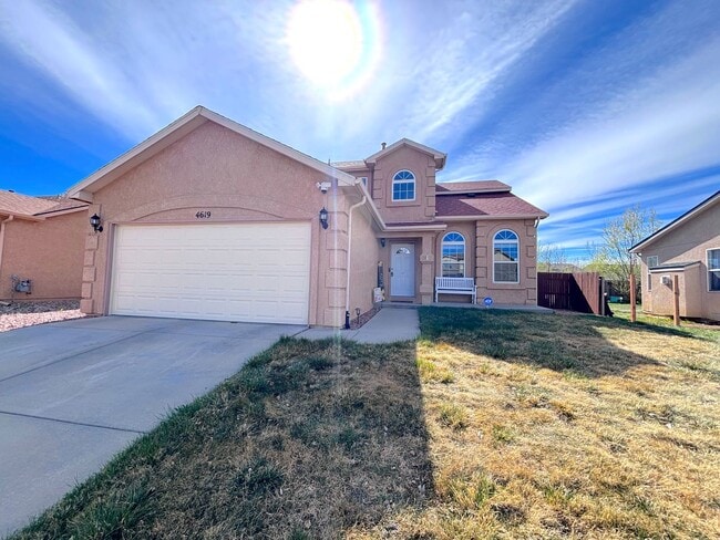 Building Photo - Spacious 3 Bed / 3 Bath Home Near Peterson Space Force Base