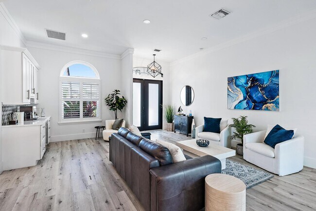 Photo - 596 N Cypress Dr