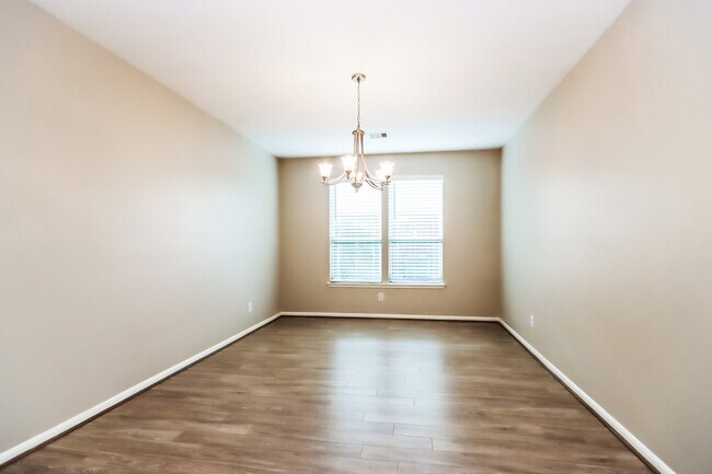 Photo - 25515 Kensington Lk Dr