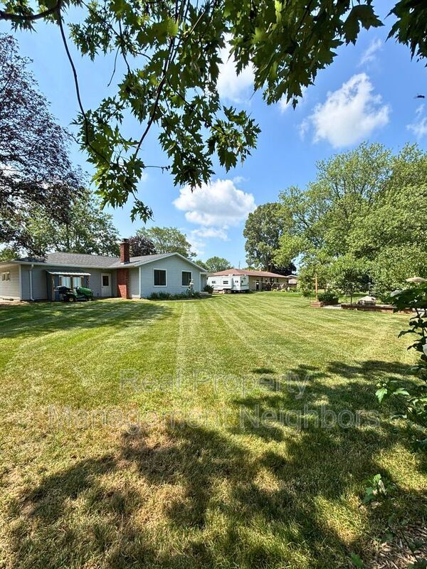 Building Photo - 10335 Holiday Dr Rental