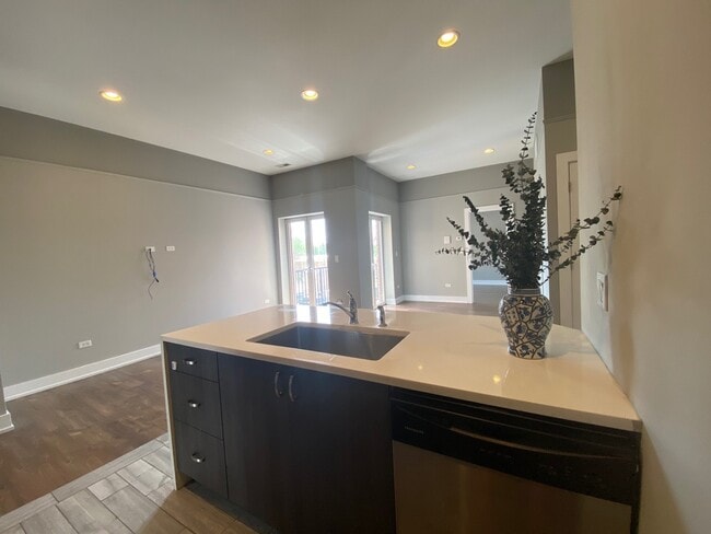 Photo - 5911 N Northwest Hwy Unit 205