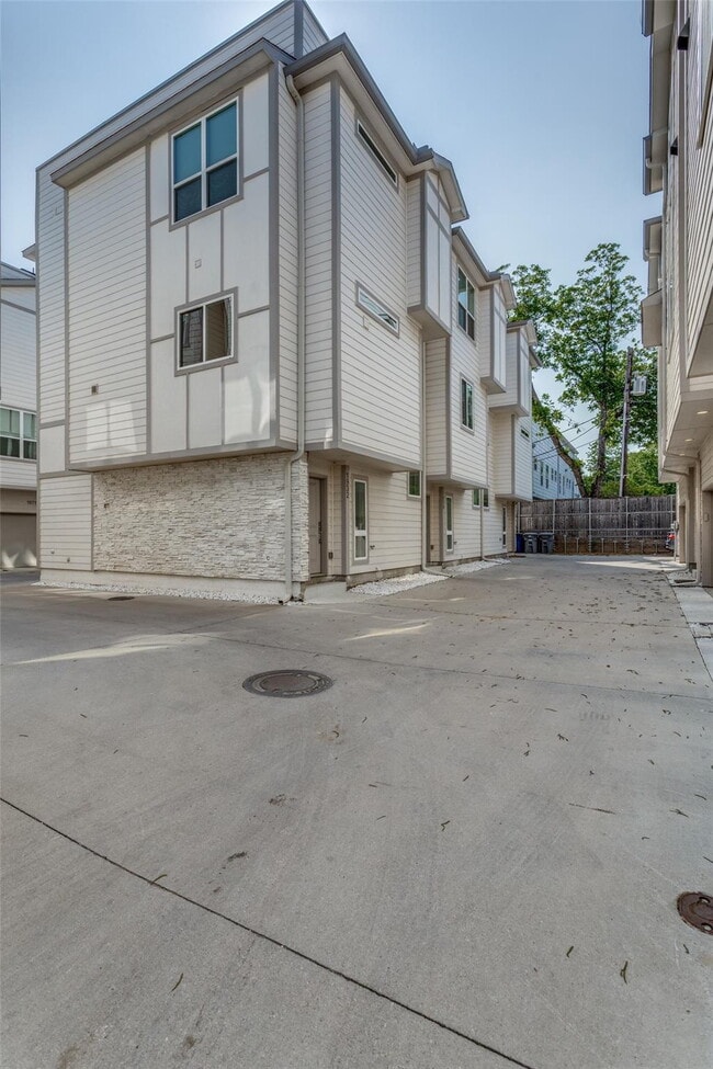 1932 Landon Ln