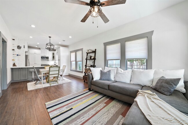 Photo - 325 N Sidney St