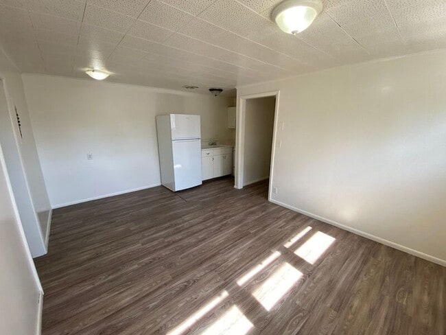 Photo - 635 Thompson Ave NE