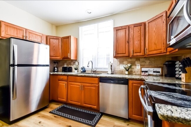 Photo - 951 Violet St SE