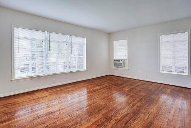 Photo - 2535 Shakespeare St