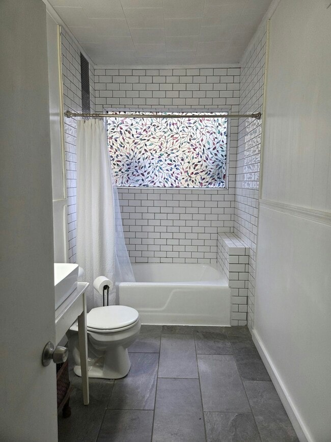 Photo - 719 W Faulkner St