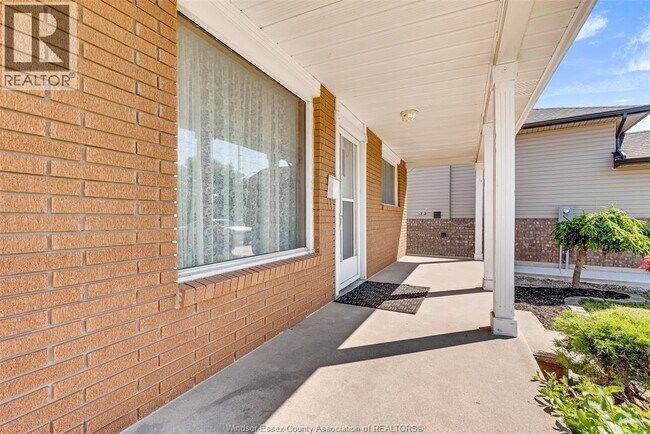 Photo - 3999 Grand Marais Rd E