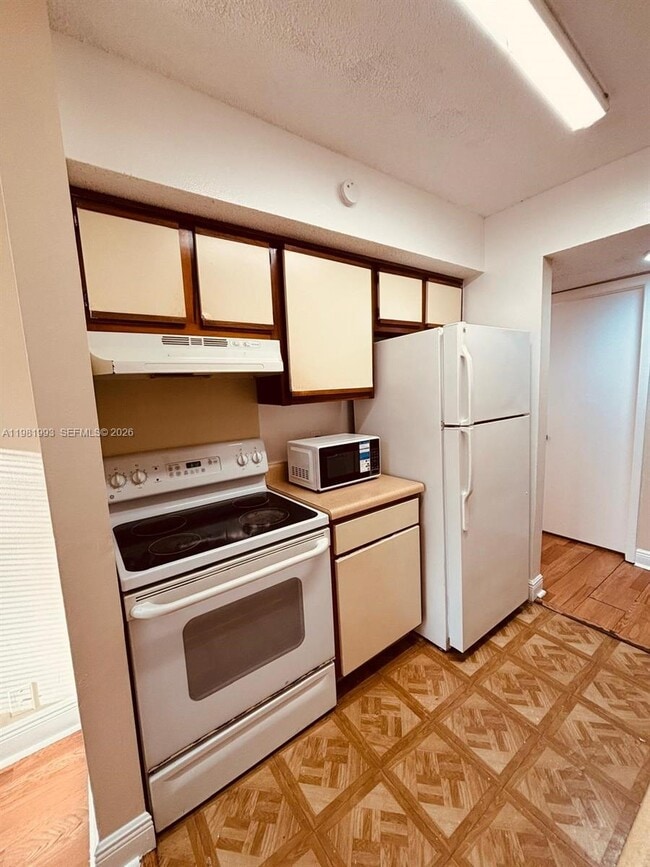 Building Photo - 5740 Rock Island Rd Unit 284