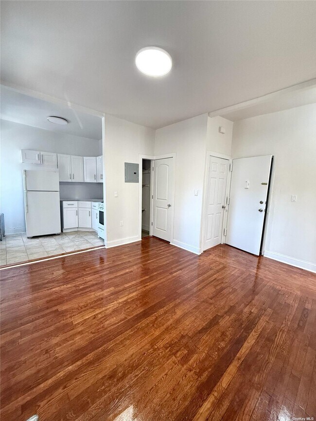 Photo - 90-04 Jamaica Ave