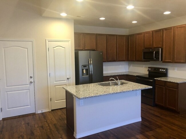 Photo - BEAUTIFUL 3-BEDROOM TOWNHOME IN AWARD-WINN...