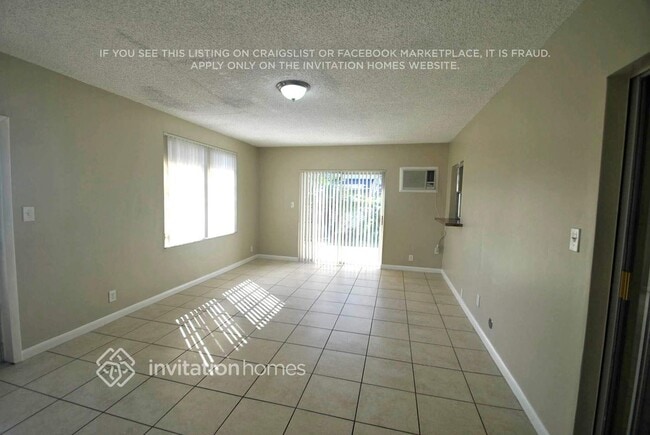 Photo - 921 E Hawthorne Cir
