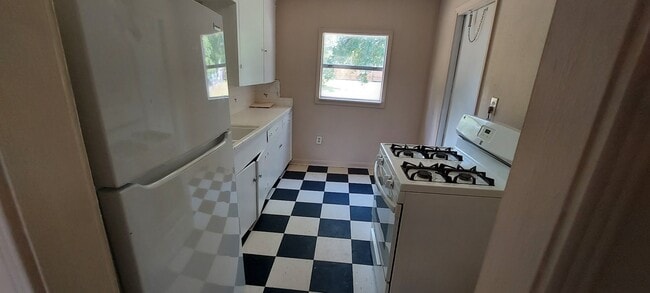 Eat-In Kitchen With Stove/Open and Refrigeratorwith