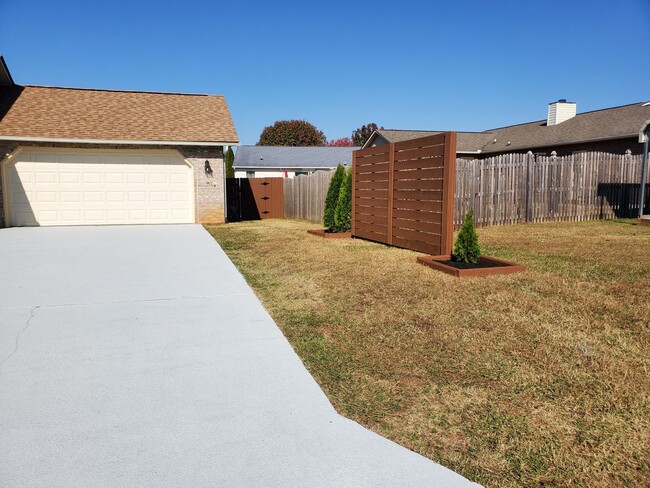 Photo - Maryville 37804 - 3 bedroom, 2 bedroom home - Call Karen Robertson (865) 454-7626