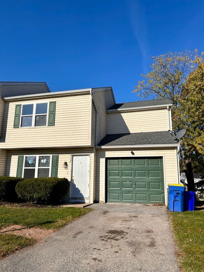 Building Photo - 3 Bed 2 bath Townhouse In Manchester York