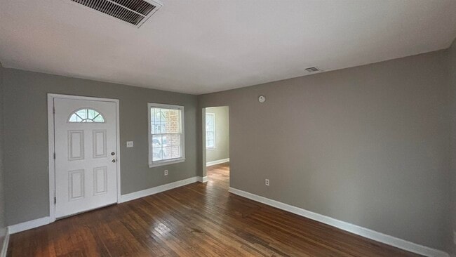 Photo - 899 Chatwood St