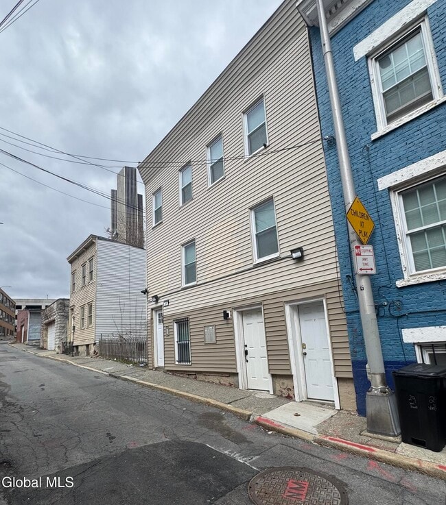 Building Photo - 31 Van Zandt St