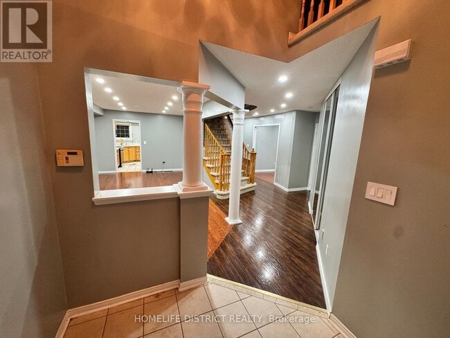 Photo - 1100 Ashgrove Crescent