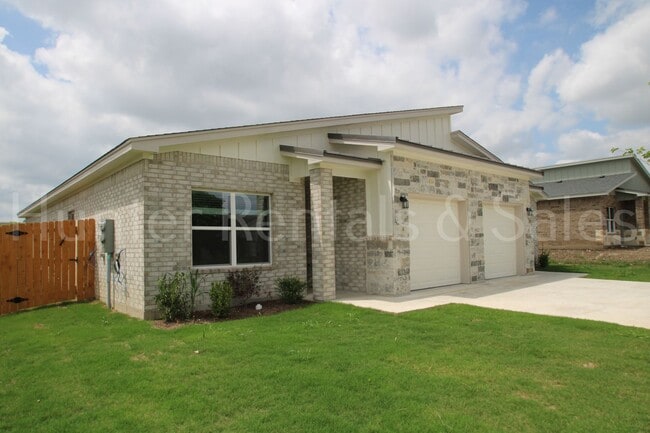 Building Photo - Modern New Construction Duplex