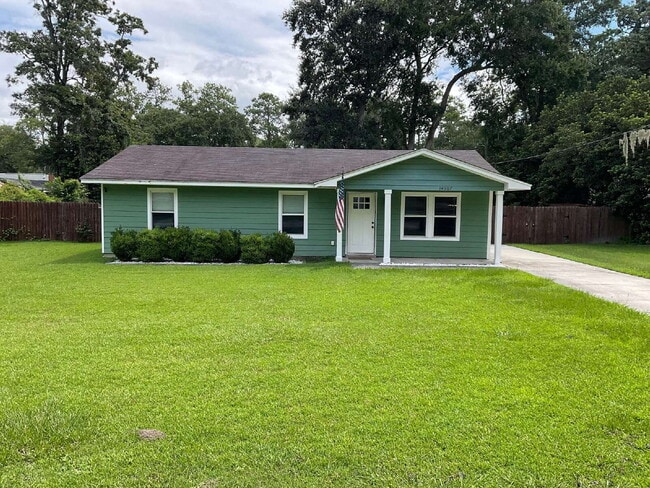 Building Photo - "Charming 3-Bedroom Haven with 2 Full Bath... Rental