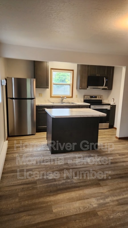 Photo - 705 S 2nd St W