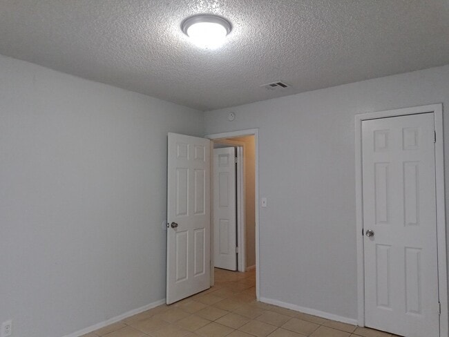 Welcoming 2-Bedroom Home in a Quiet Northe... - Welcoming 2-Bedroom Home in a Quiet Northe...