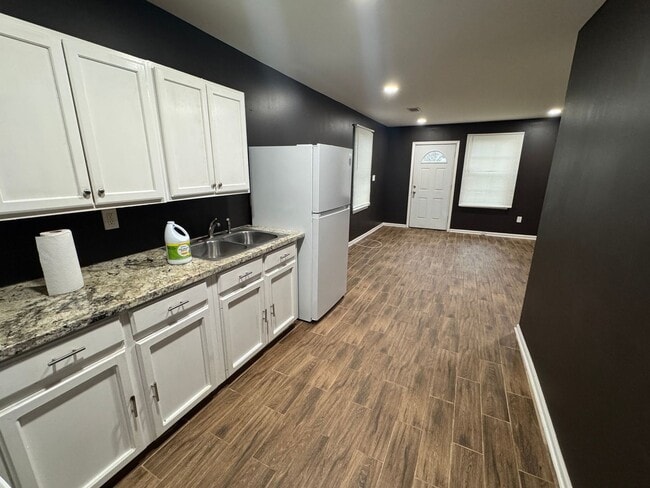 Photo - 1555 Swan Ave