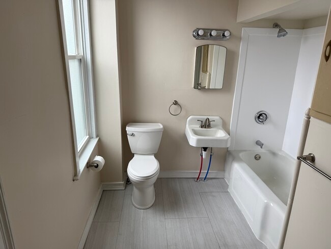 Photo - 1118 Kinneys Ln Unidad A