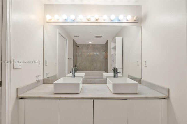 Photo - 601 NE 36th St