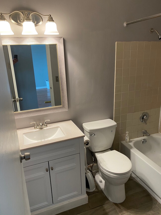 Newly updated bathroom - 2728 N Hampden Ct Unit 1309