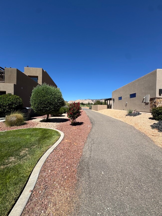 1610 W Canyon Tree Dr
