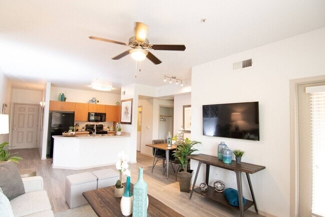 Building Photo - West Town Court Rental