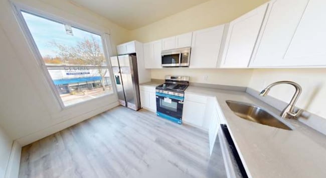 Building Photo - 736 Main St Unit 2A