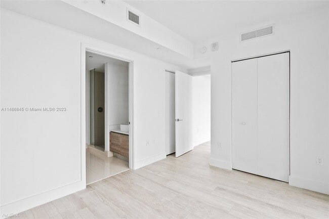 Photo - 1 br, 1.5 bath Condo - 121 NE 34th St Unit... Unidad 2315