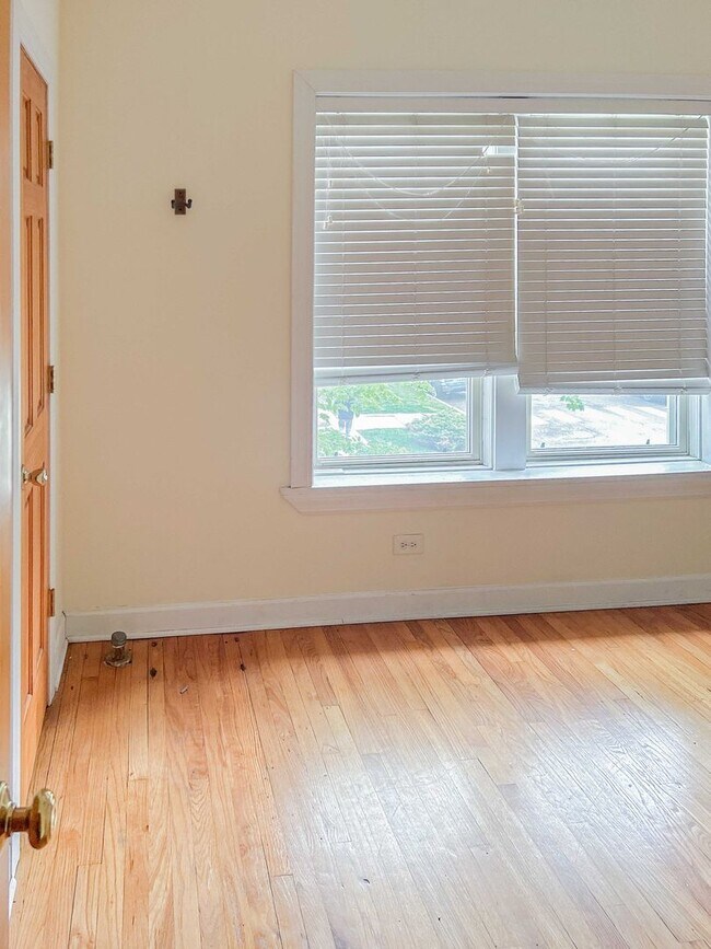 Photo - 1950 W Leland Ave Unit 2