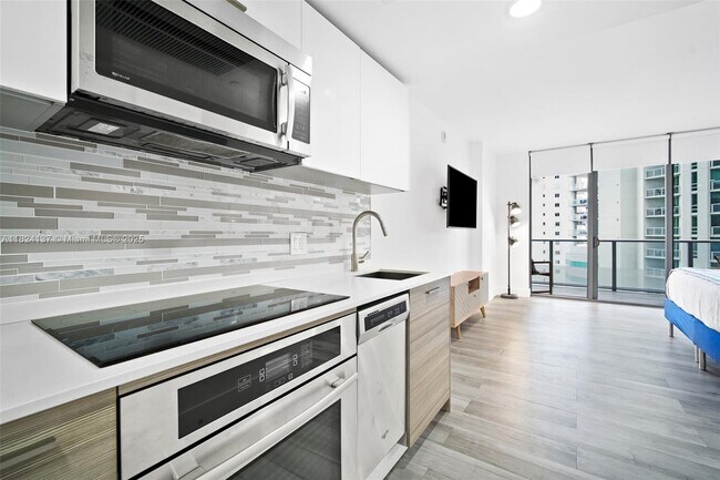 Photo - 1300 Brickell Bay Dr Unit 905
