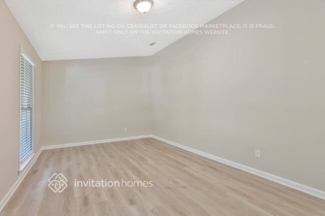 Photo - 690 Greenhedge Dr