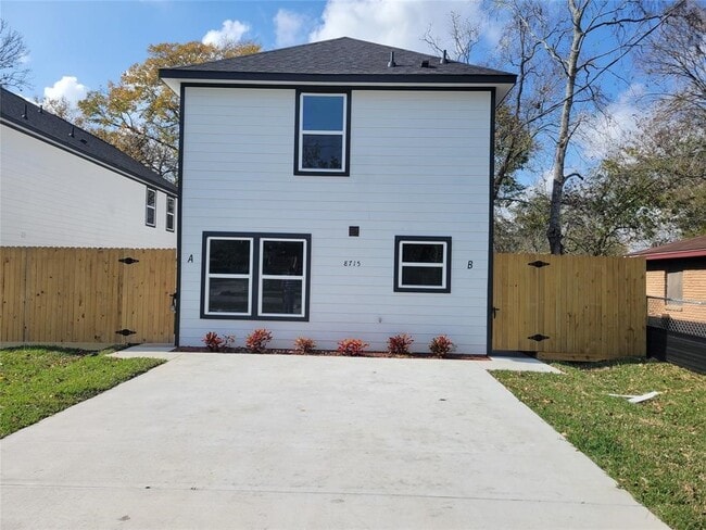 Building Photo - 8715 Bertwood St Unit A