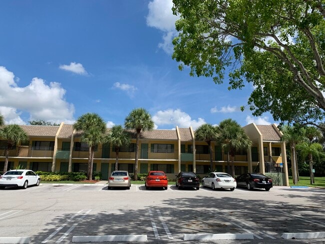 Photo - 1535 Meadows Cir W Condo