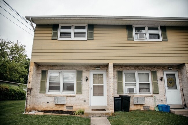 Building Photo - 1077 Donegal Springs Rd Rental