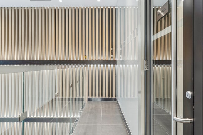 Photo - 357 King St W