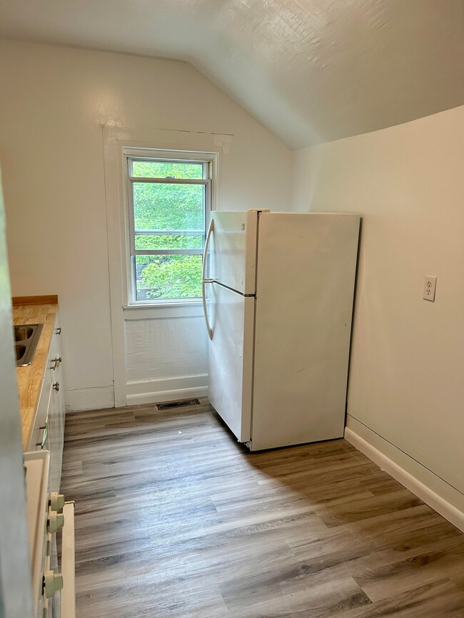 Photo - 421 W Bond St