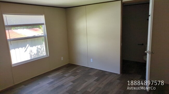 Photo - 323 Old Tavern Ln