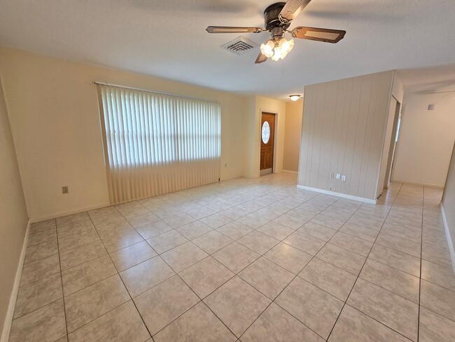 4040 Fleet Ln