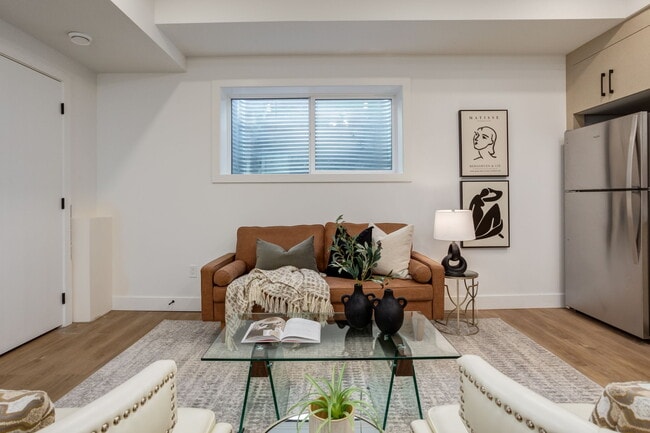 Photo - 1805-1819 19 Avenue NW Unit 203B